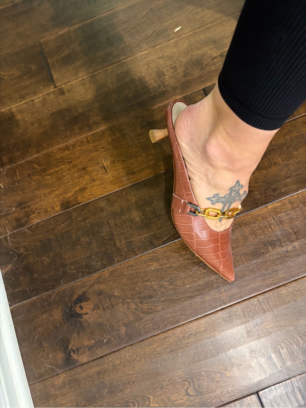 🤎🐊New🐊🤎Louise et Cie Brown Croc-Embossed Pointed Mules Gold Chain Detail - Picture 9 of 16